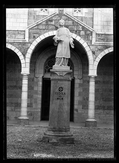 Statue de Saint-Etienne après la reconstruction de la Basilique